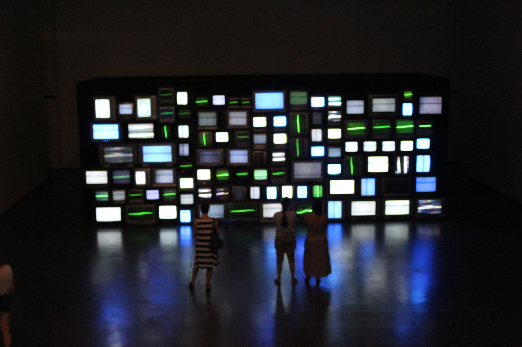 Channels _Susan Hiller_ Multi-Kanal Video Enstalasyon_106 televizyon_9 medya oynatıcısı_7 DVD player_2011_---