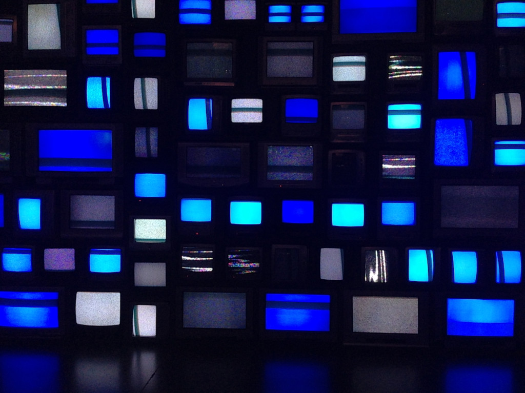 Channels _Susan Hiller_ Multi-Kanal Video Enstalasyon_106 televizyon_9 medya oynatıcısı_7 DVD player_2011_Detay