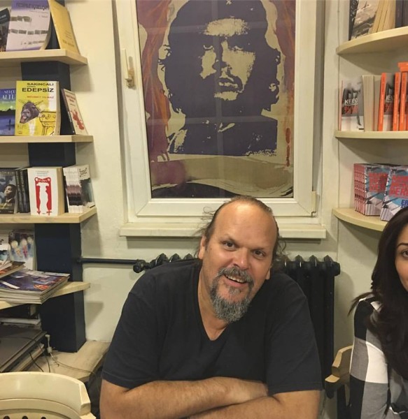 Camilo Guevara Piramid Sanat'ta Chenin resminin önünde