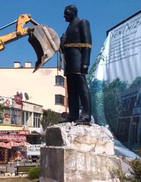 ataturk-heykeline-yapilan-saygisizlik-2