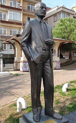 Onat Kutlar Anıtı