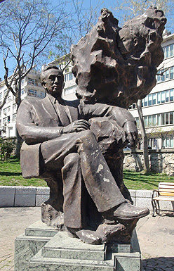 Orhan Veli Anıtı